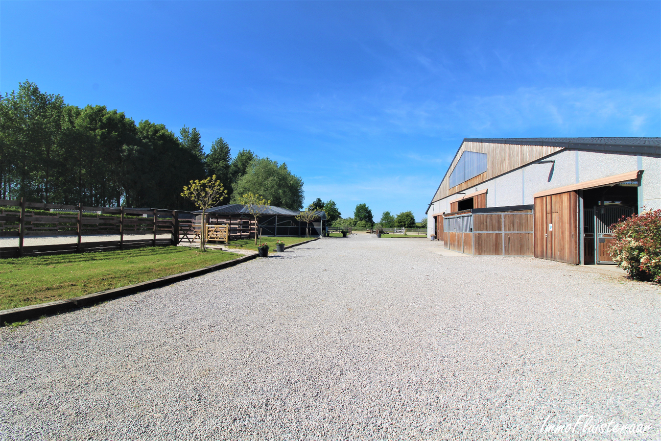 Professional recently built equestrian center on more than 3ha at Hannut (Luik/Li&#232;ge; Belgium) 