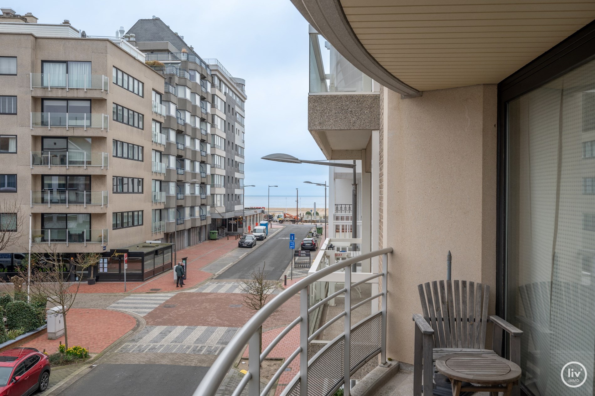Prachtig zonnig appartement met zijdelings zeezicht en mooi terras vlakbij het Rubensplein te Knokke. 