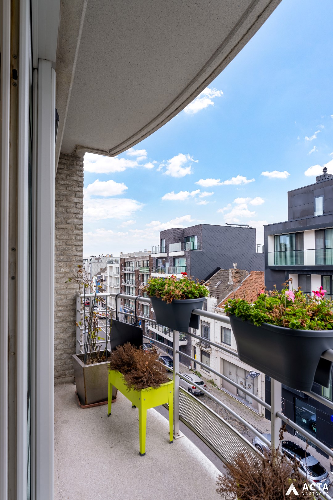 Instapklaar appartement met twee terrassen in hartje Mariakerke! 