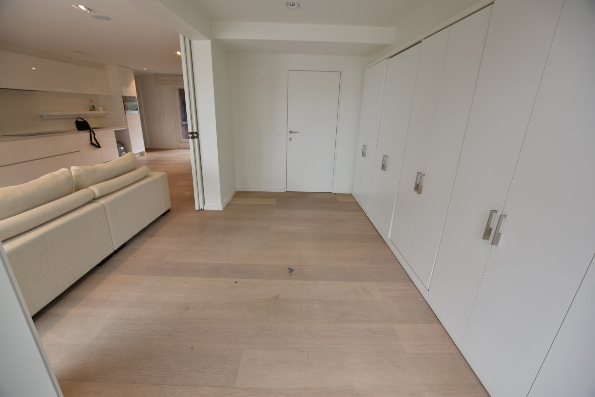 Non meubl&#233; - Appartement unique avec vue lat&#233;rale sur la mer, situ&#233; au centre de la place de la Tour de Lumi&#232;re. 