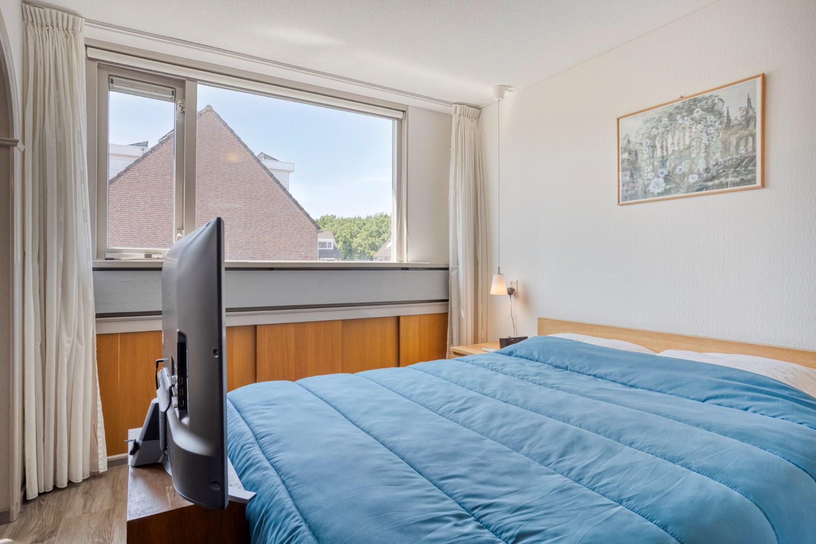 Ruime eengezinswoning met vijf kamers, parkeerplaats, twee dakkapellen en zonnige tuin op het zuiden 