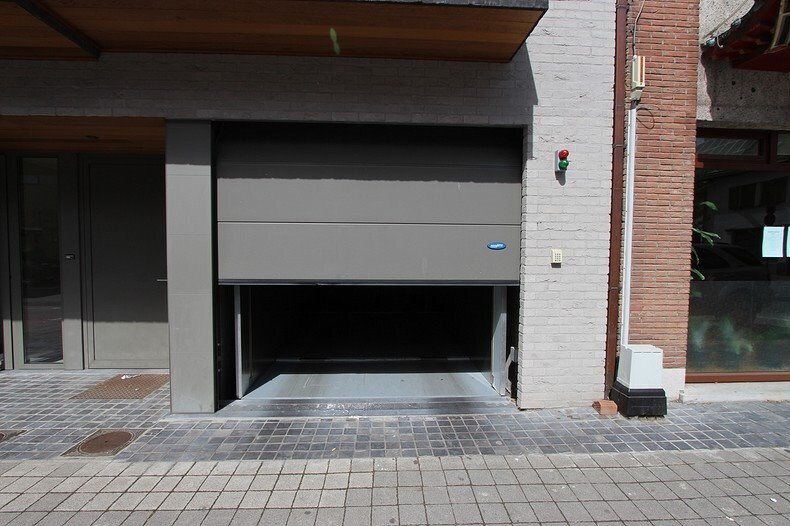 Ondergrondse garage met ervoor autostaanplaats in het centrum Gistel 