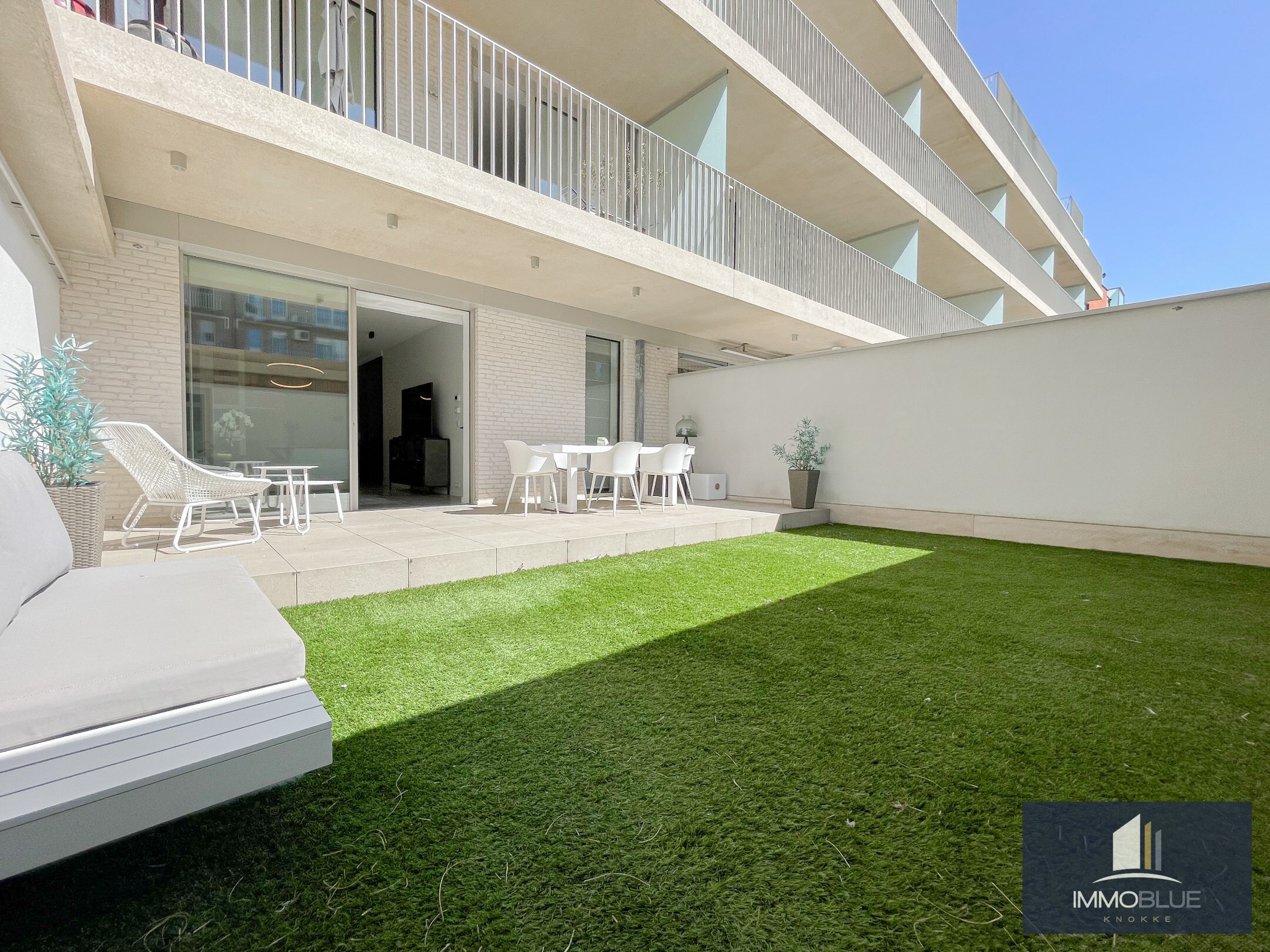 Subliem, luxueus tuinappartement met dubbele garage, rustig gelegen in een standingvolle residentie. 