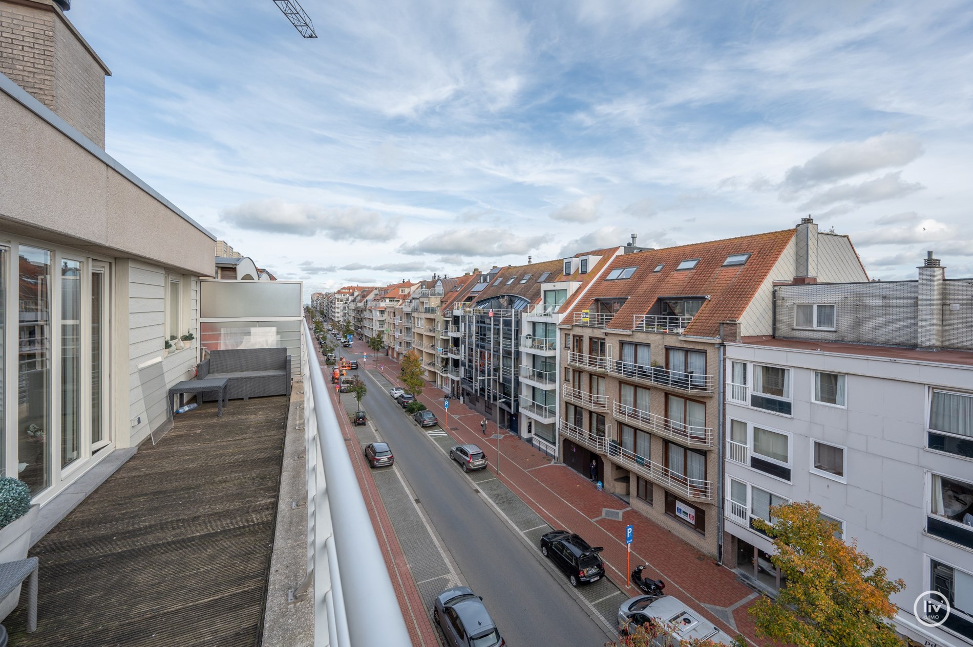 Magnifieke HOEKduplex met mooie terrassen centraal gelegen op de Parmentierlaan te Knokke. 