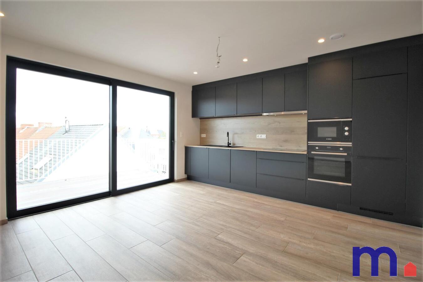 Volledig gerenoveerd appartementsblok met 3 appartementen met terras en garage te Zwevegem. 