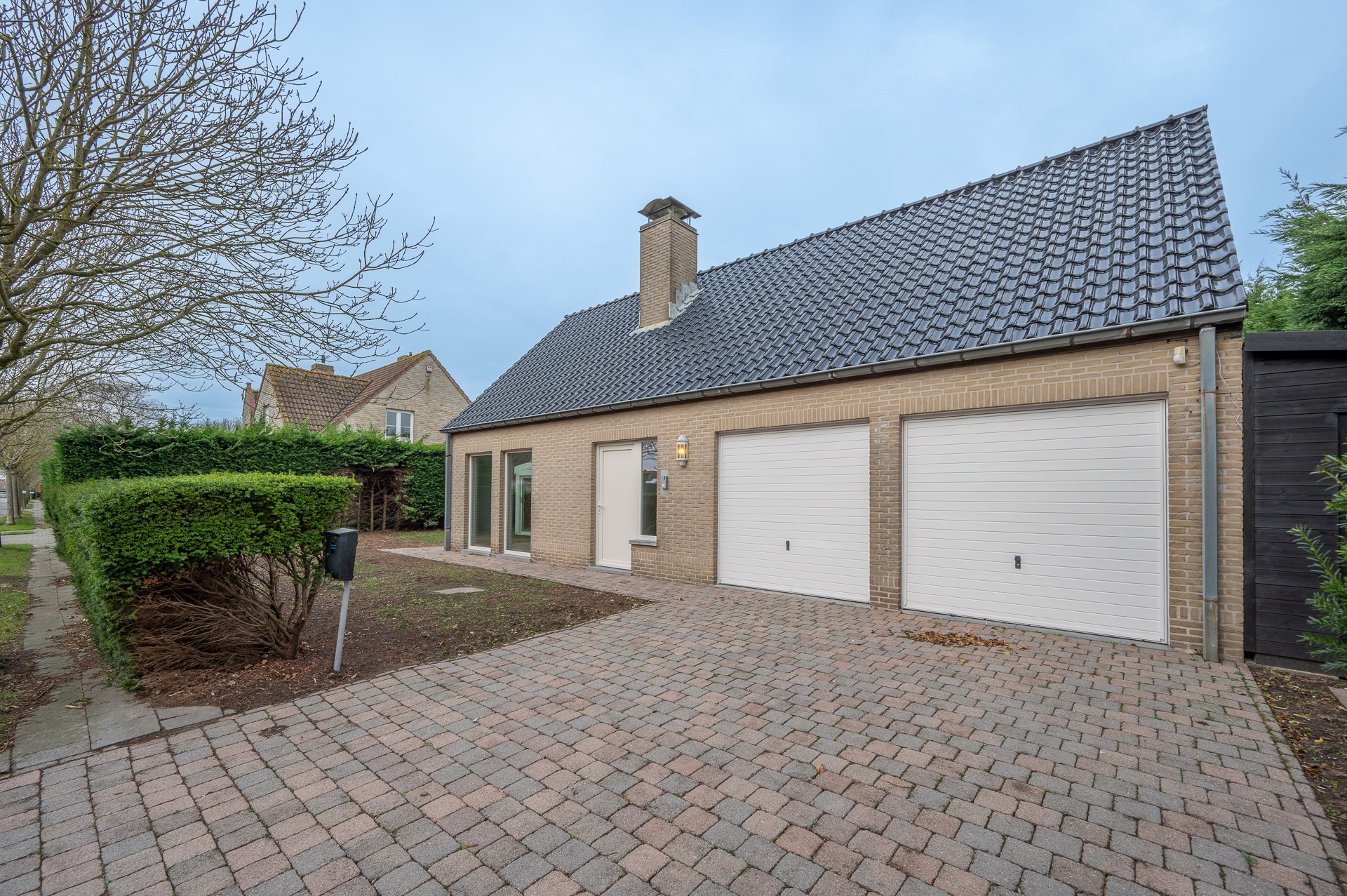 Maison individuelle spacieuse avec deux chambres, une salle de bains et un double garage int&#233;gr&#233; situ&#233;e dans la rue de l&#39;Aster &#224; Knokke. 