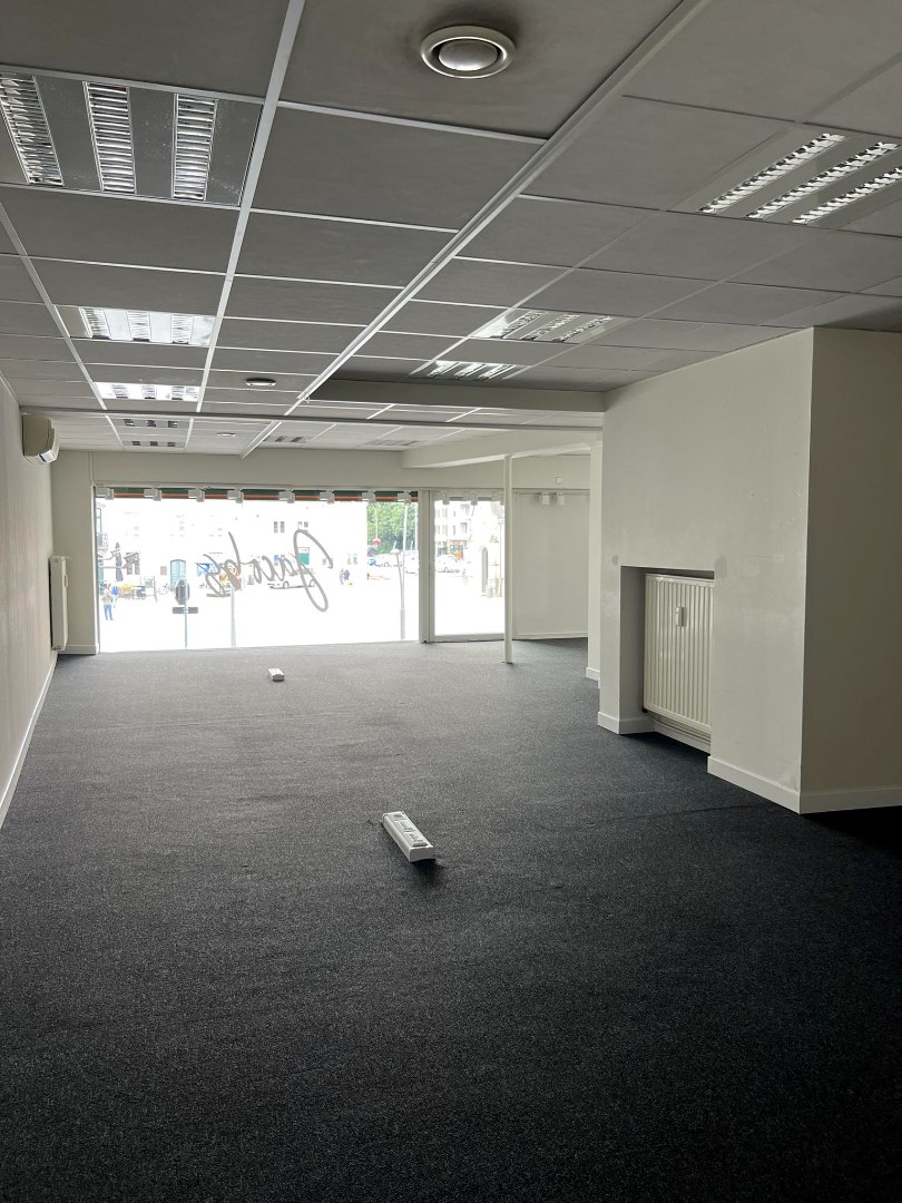 Ruim handelspand (+/- 400m&#178;) te huur gelegen op TOPLOCATIE in Geel! 