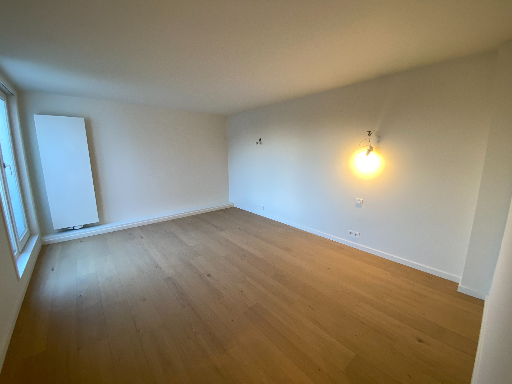 ONGEMEUBELD - Recent gerenoveerd appartement met twee slaapkamers gelegen te Oud Knokke. 