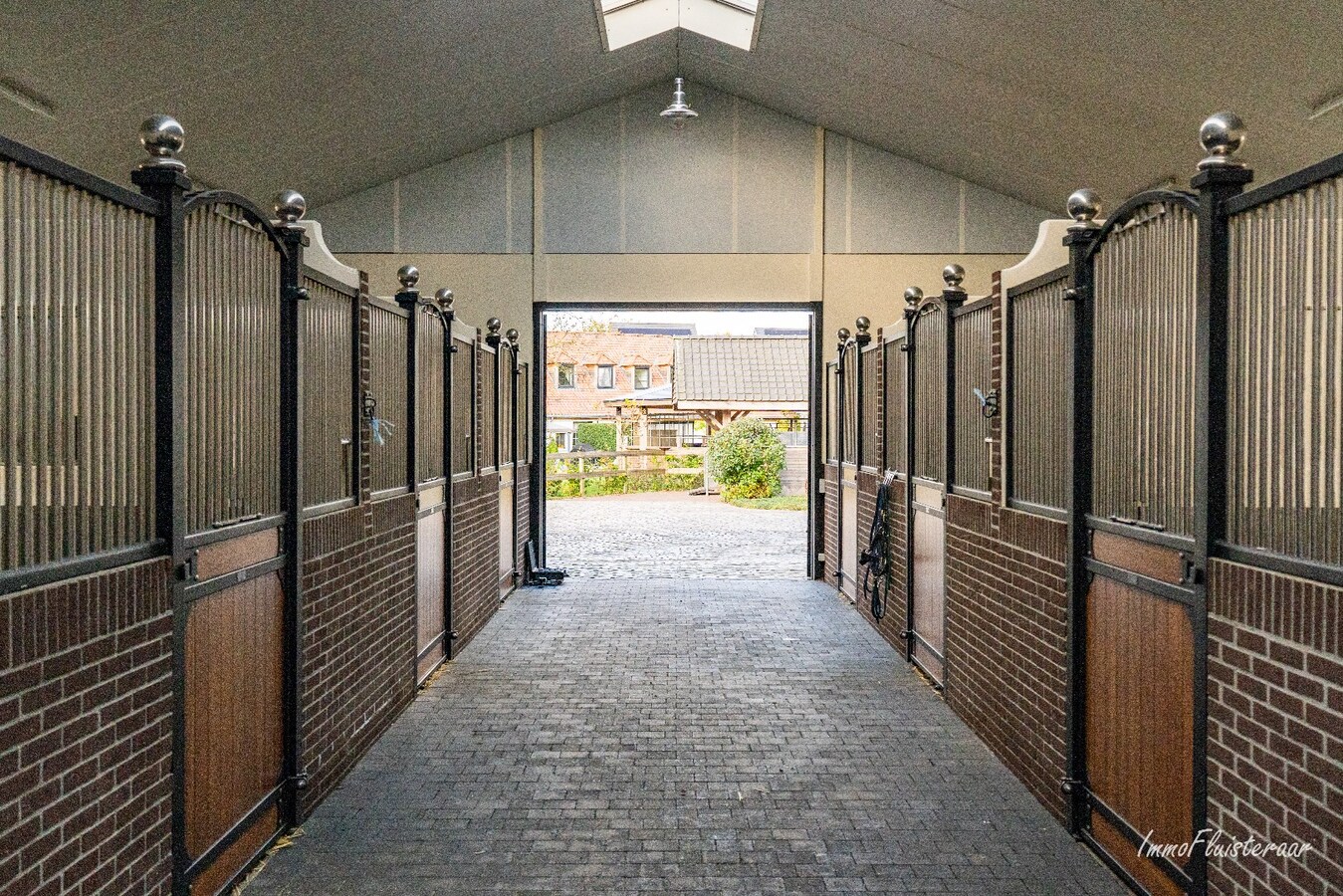 Unieke trainingsstal met prachtige villa op ca. 1 ha te Halle-Zoersel (Mogelijkheid tot aankoop extra weide) 