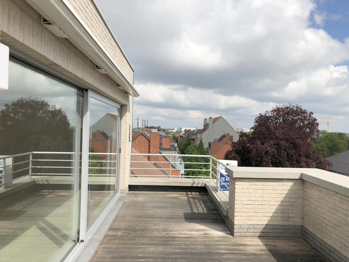 Modern en lichtrijk dakappartement met 2 slaapkamers in centrum Aalter 