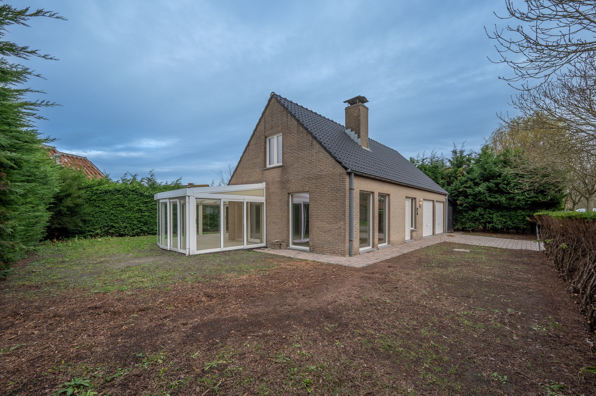 Maison individuelle spacieuse avec deux chambres, une salle de bains et un double garage int&#233;gr&#233; situ&#233;e dans la rue de l&#39;Aster &#224; Knokke. 