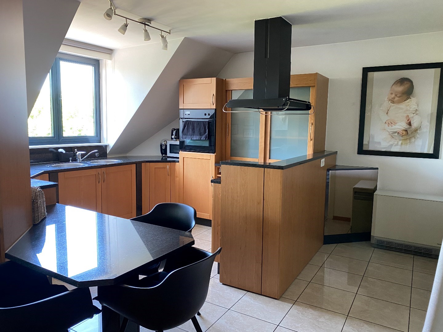 Opbrengsteigendom met 8 appartementen en 10 garages te koop in Zulte. 