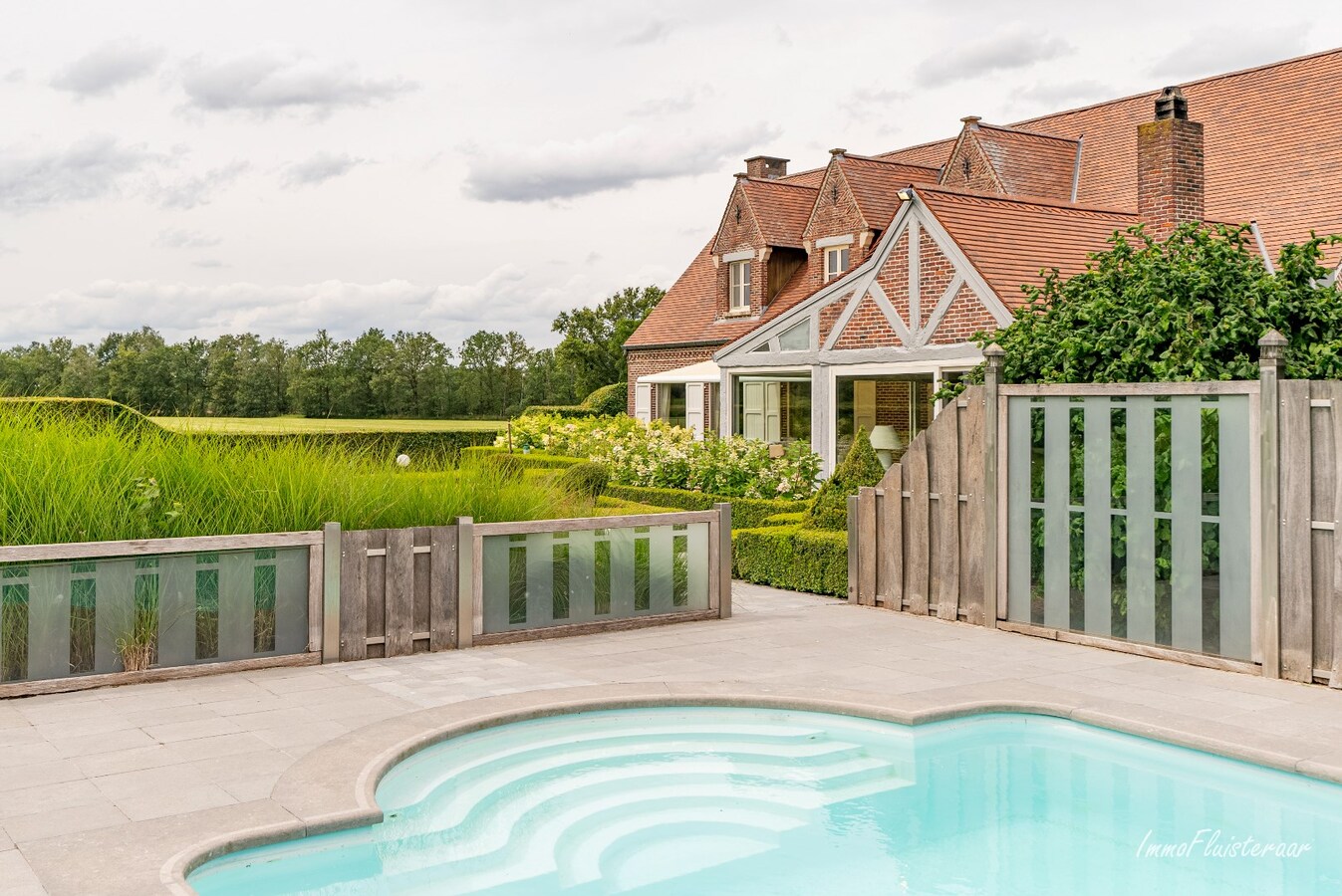 Exclusive country house with stables, swimming pool, and tennis court on an estate of approximately 9 hectares in Retie. 