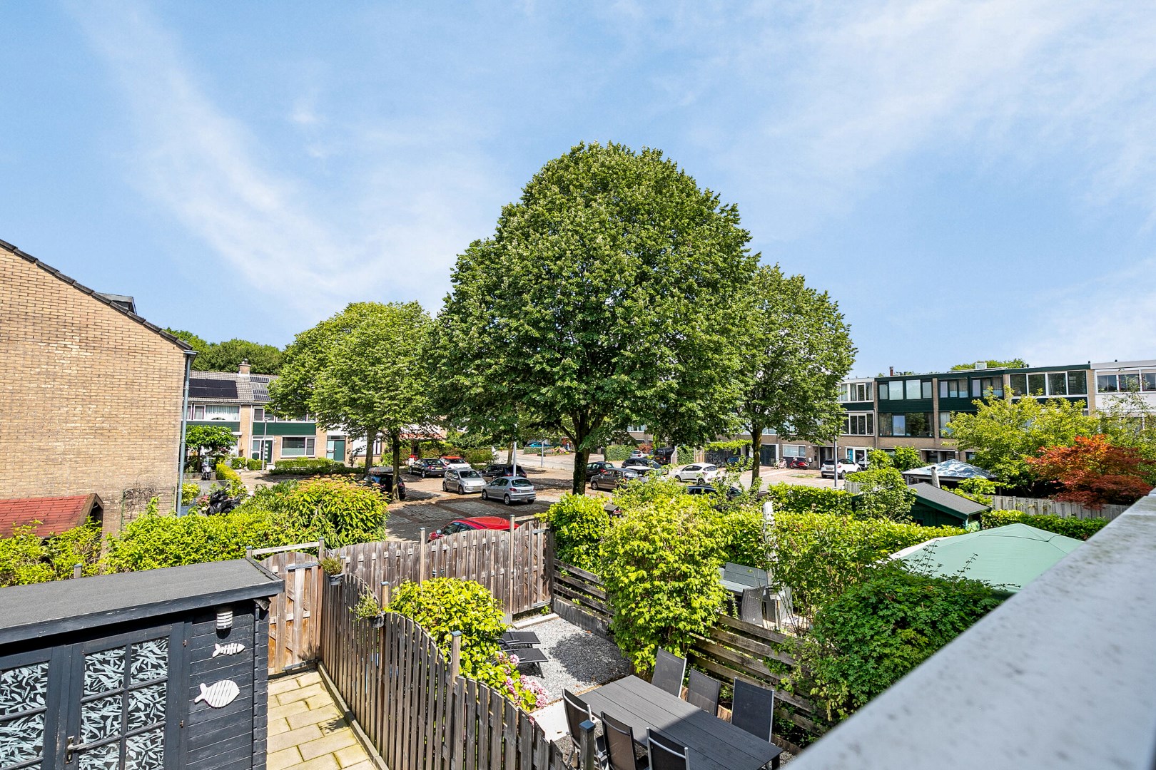 Keurige 6-kamer drive-in woning met moderne keuken, nette badkamer, 5 slaapkamers, zonnige tuin en eigen parkeerplaats! 