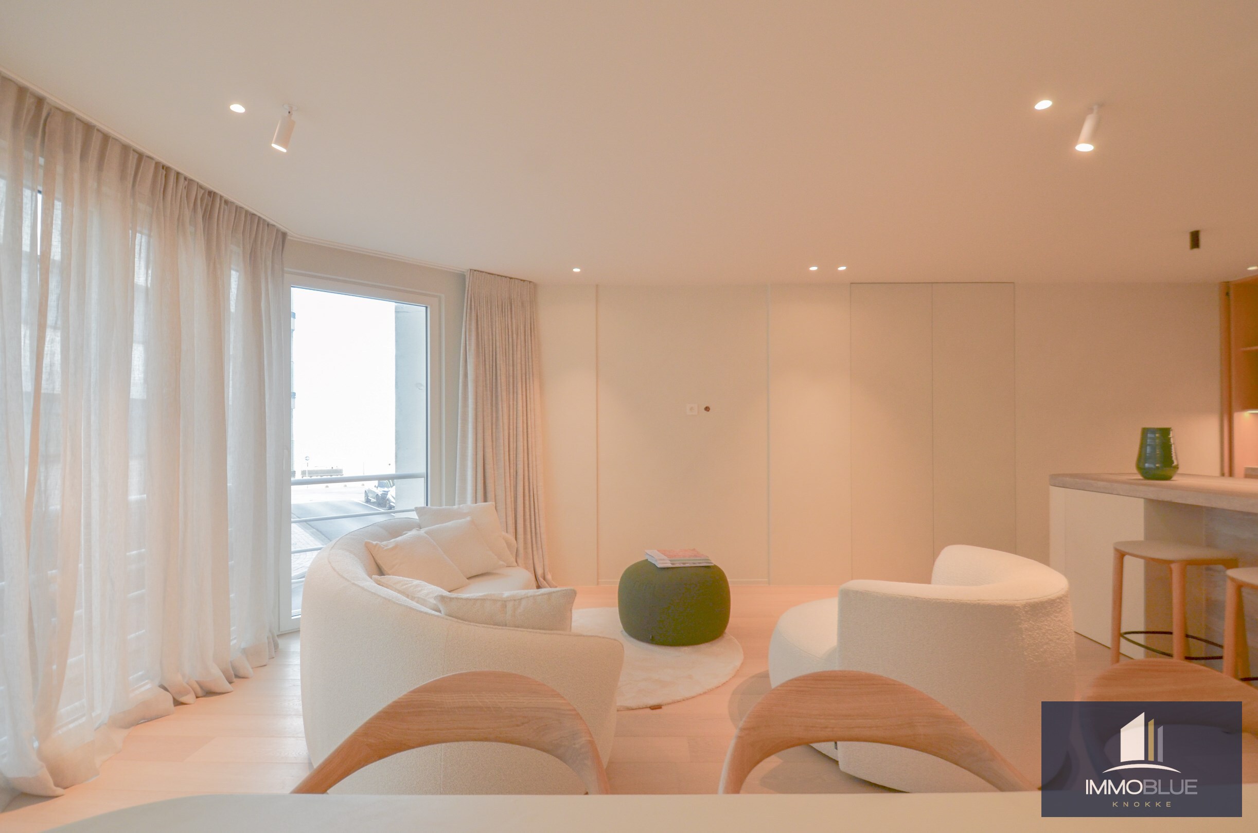 Volledig gerenoveerd appartement met een mooi zijdelings zeezicht gelegen nabij het Driehoeksplein. 