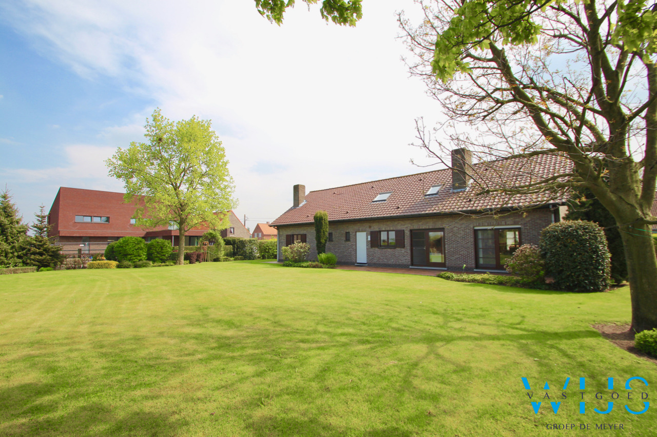 Prachtige instapklare en ruime woning op 1547m&#178;  te OOSTEEKLO 