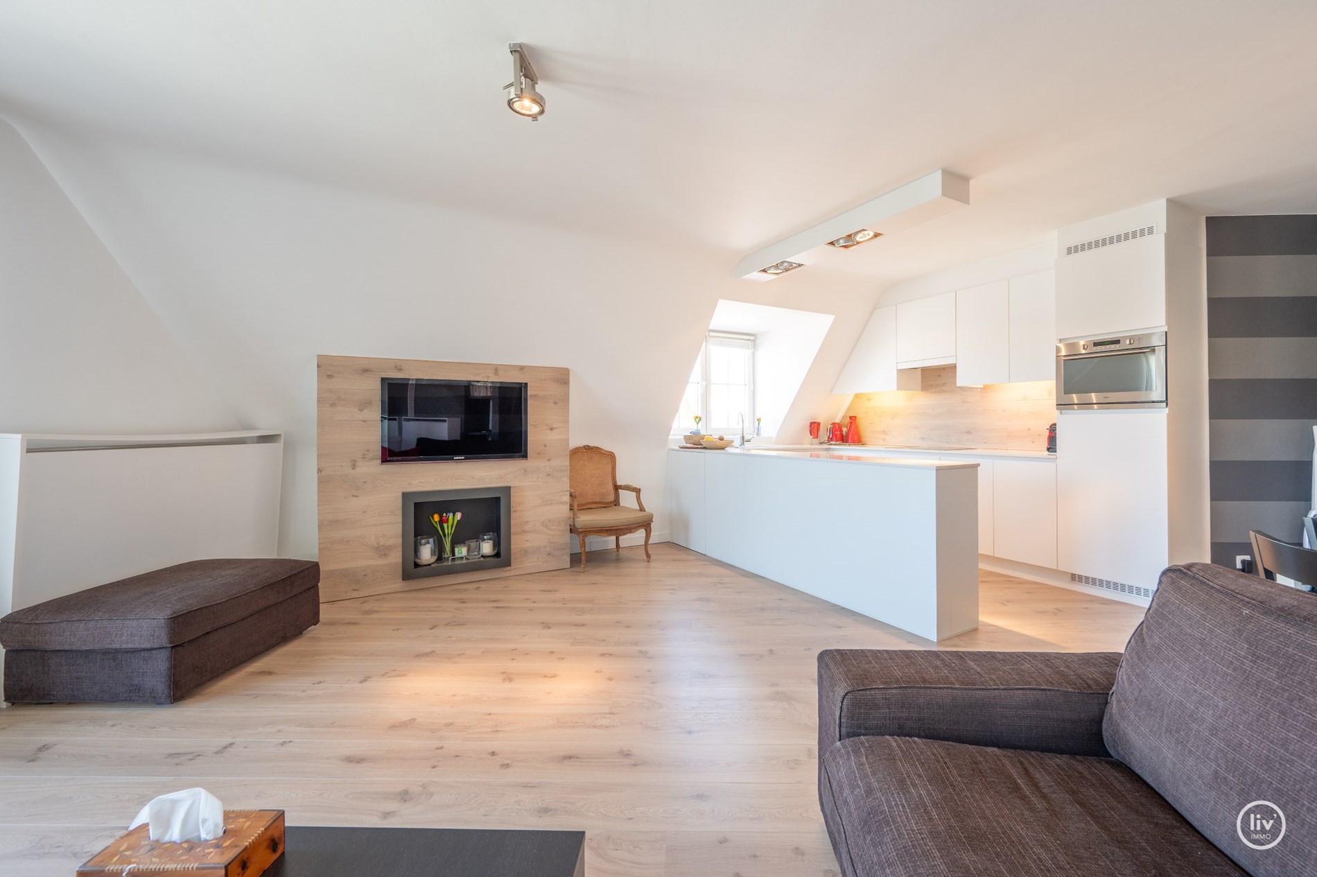 Volledig instapklaar 3-kamer appartement op wandelafstand van de Zeedijk-Duinbergen met mogelijkheid tot aankoop van een inpandige garagebox! 