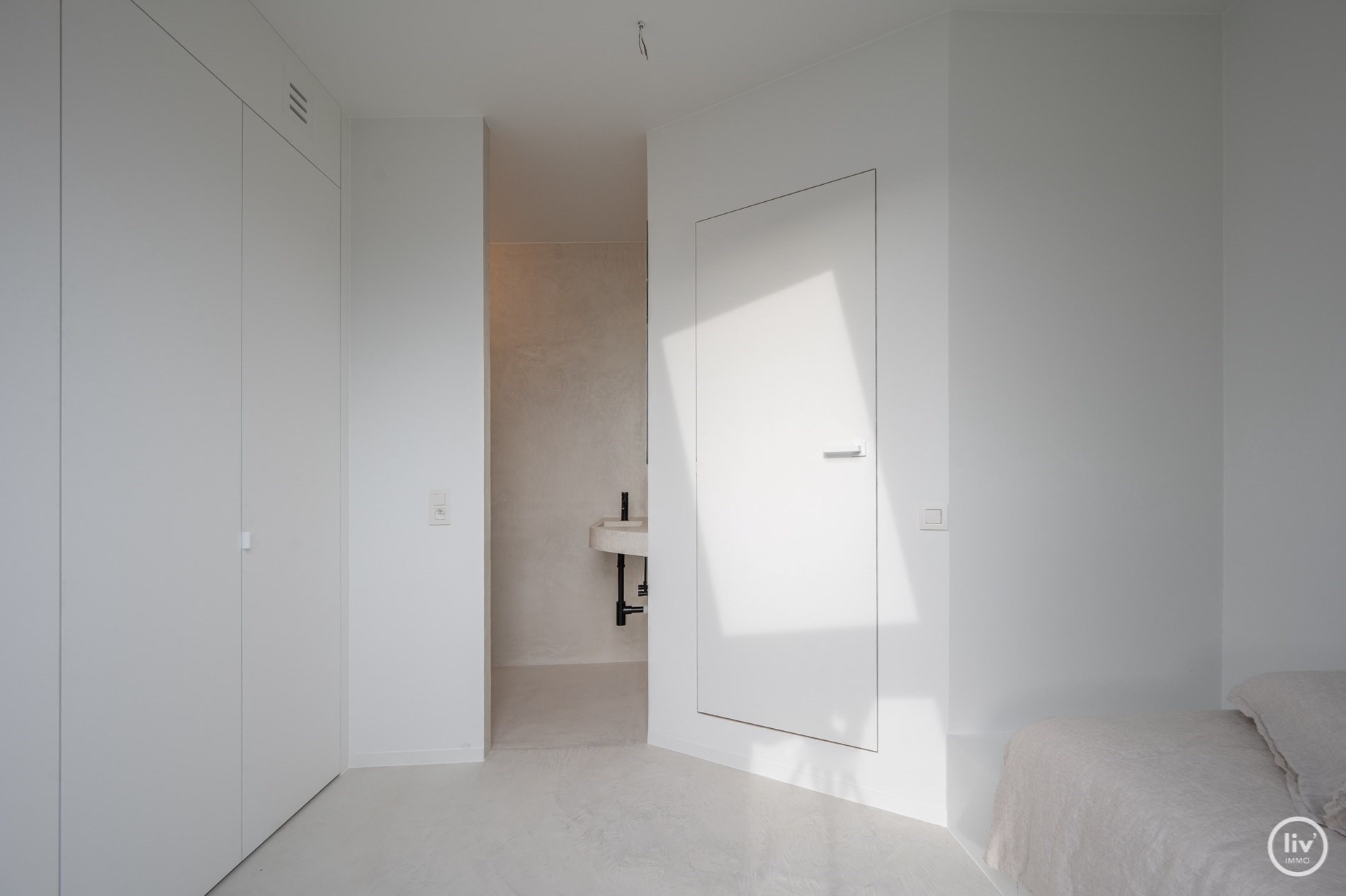 Prachtig gerenoveerd duplex appartement met ruim Westgericht terras gelegen op de Lippenslaan te Knokke. 