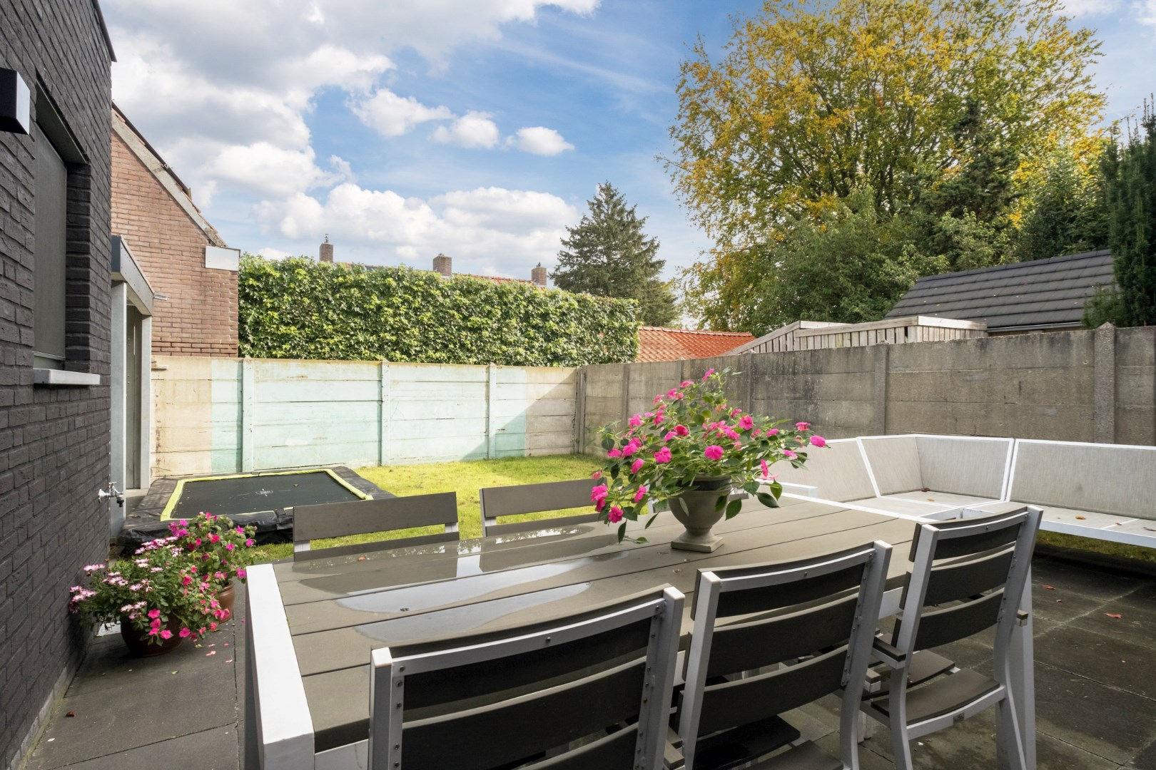 Beneden en boven uitgebouwde en modern afgewerkte tweekapper met berging en tuin gelegen aan een doodlopende straat nabij scholen en het centrum. Energielabel C. 