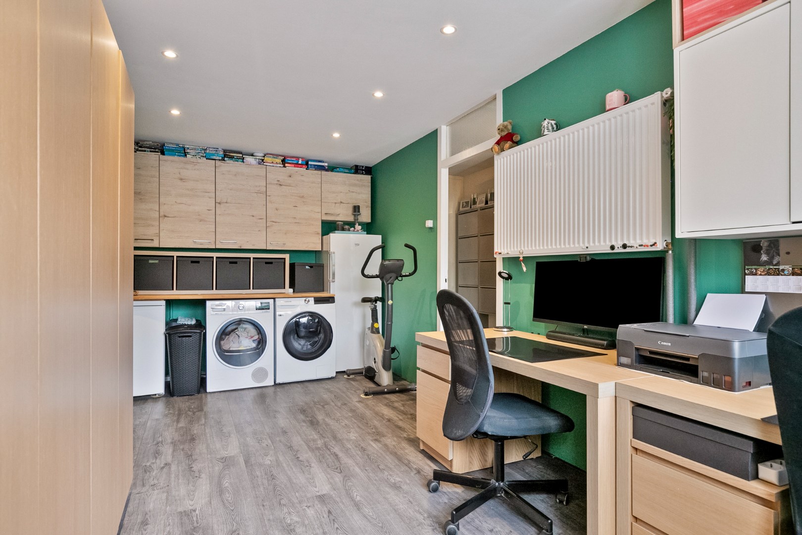 Keurige 6-kamer drive-in woning met moderne keuken, nette badkamer, 5 slaapkamers, zonnige tuin en eigen parkeerplaats! 