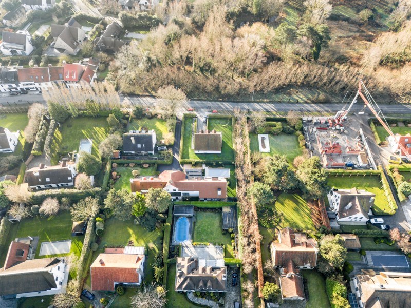 Prachtig vernieuwde koppelvilla rustig gelegen tussen Knokke centrum en Het Zoute met een perfecte Zuid-West ori&#235;ntatie. 