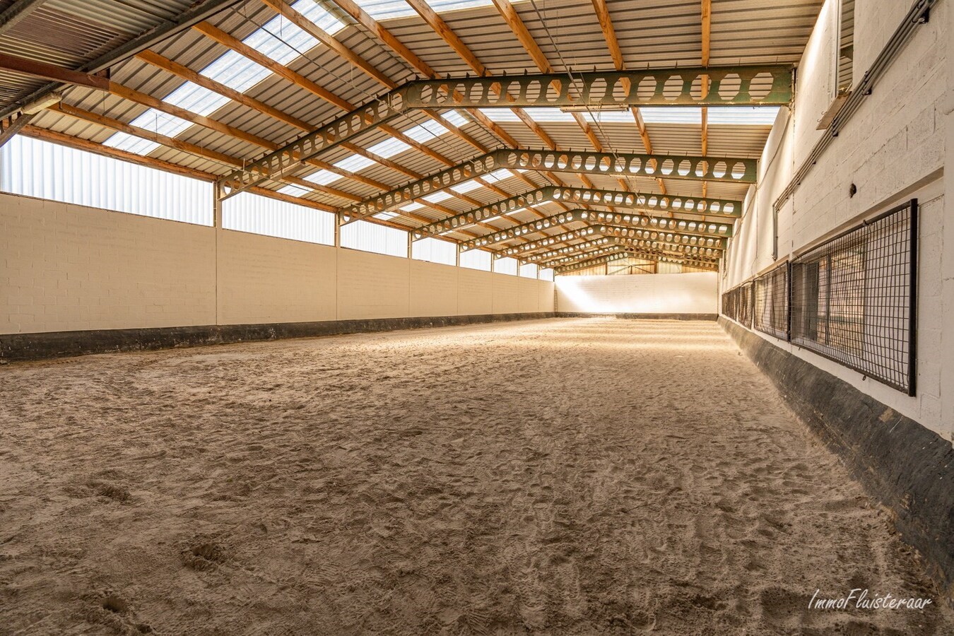 Paardenaccommodatie met binnenpiste op ca. 6ha te Wellen 