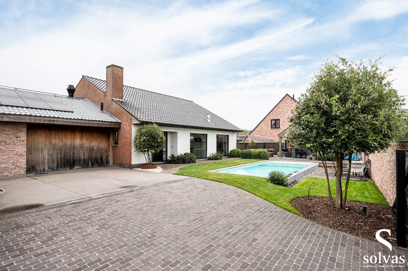 Instapklare woning met loods en prachtig aangelegde tuin en zwembad 