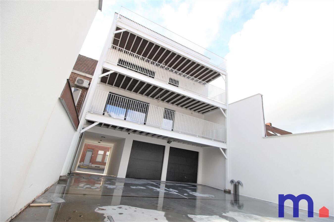 Volledig gerenoveerd appartementsblok met 3 appartementen met terras en garage te Zwevegem. 