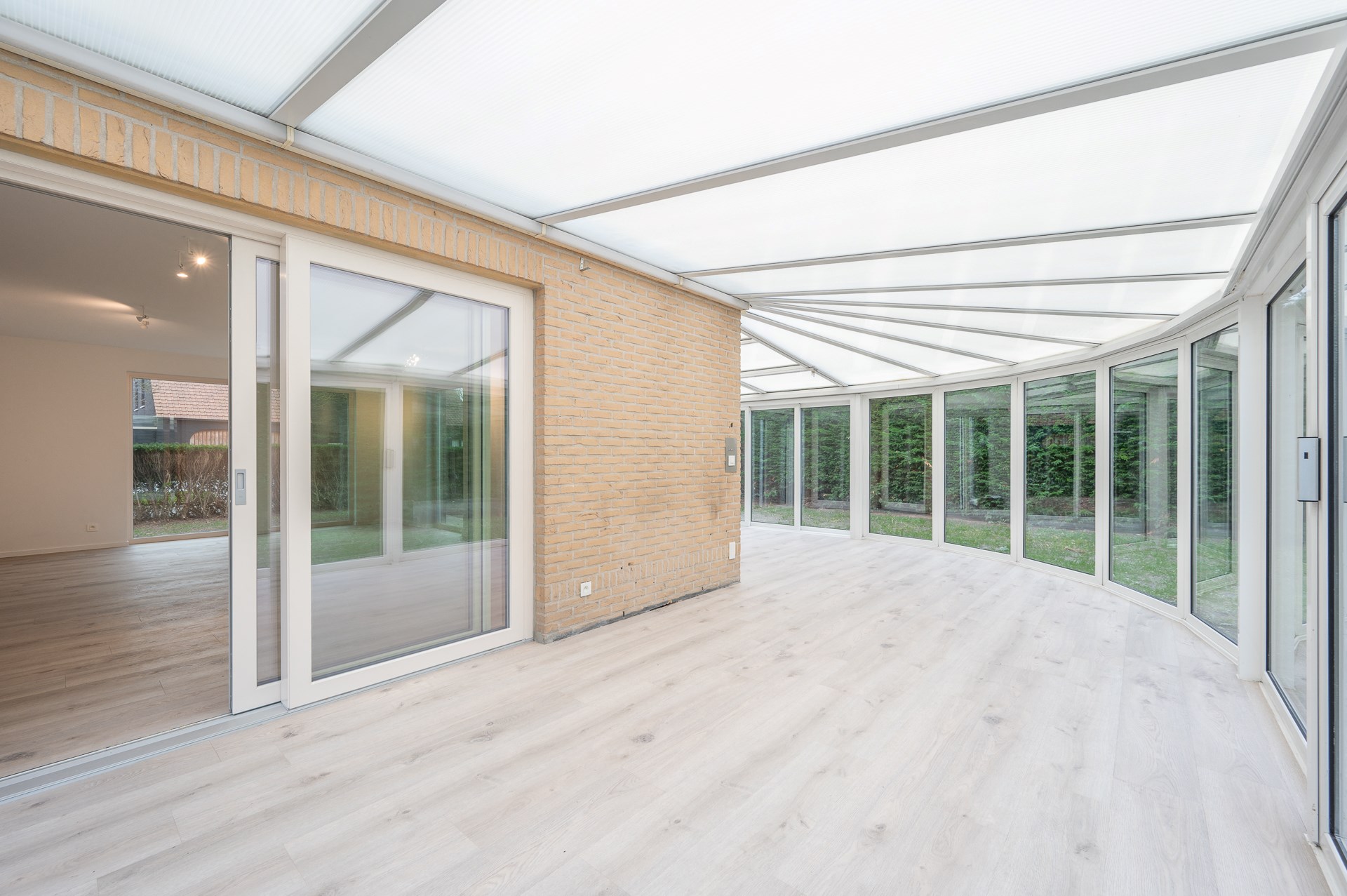 Maison individuelle spacieuse avec deux chambres, une salle de bains et un double garage int&#233;gr&#233; situ&#233;e dans la rue de l&#39;Aster &#224; Knokke. 