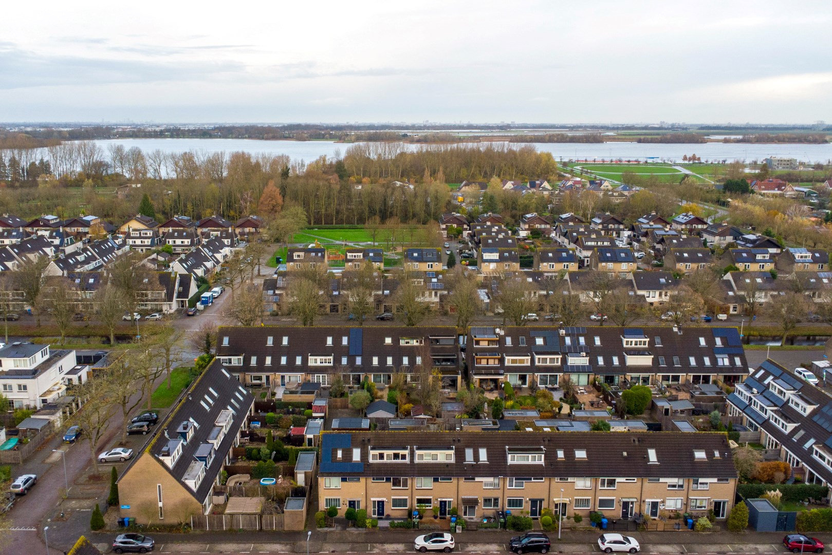 Dit fijne en energiezuinige (A-label) familiehuis met moderne keuken, 4 slaapkamers, 3 dakkapellen en riante achtertuin is direct te betrekken! 