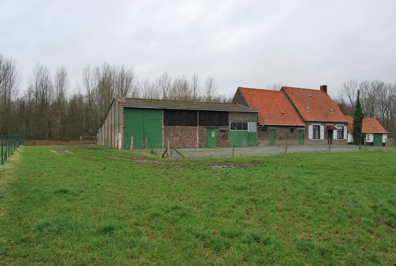 Te renoveren hoeve met loods op ca. 1,43ha te Deinze 