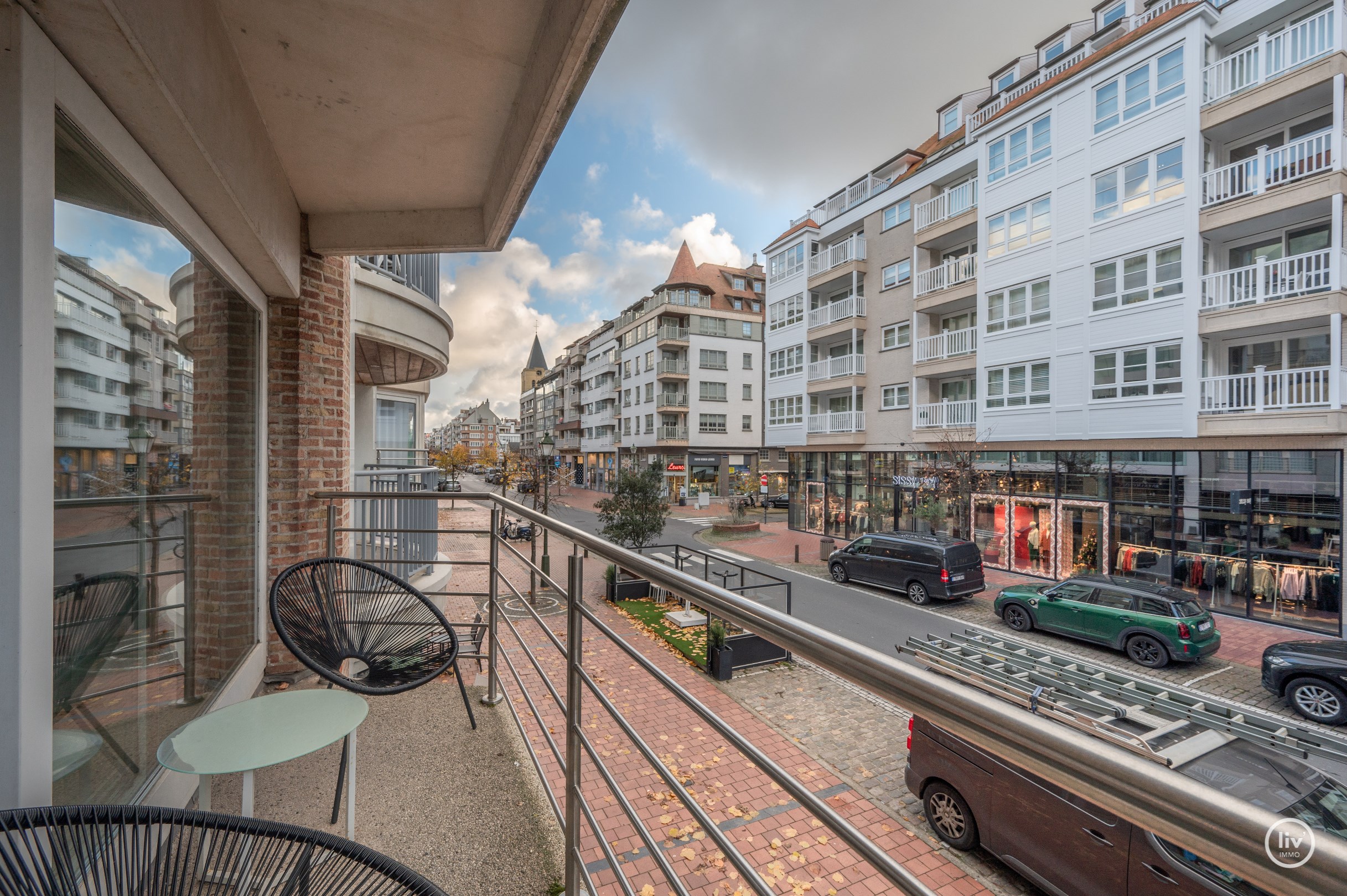 Appartement contemporain et ensoleill&#233; avec 2 chambres et une d&#233;coration intemporelle, situ&#233; sur l&#39;avenue Dumortier, &#224; distance de marche de la mer. 