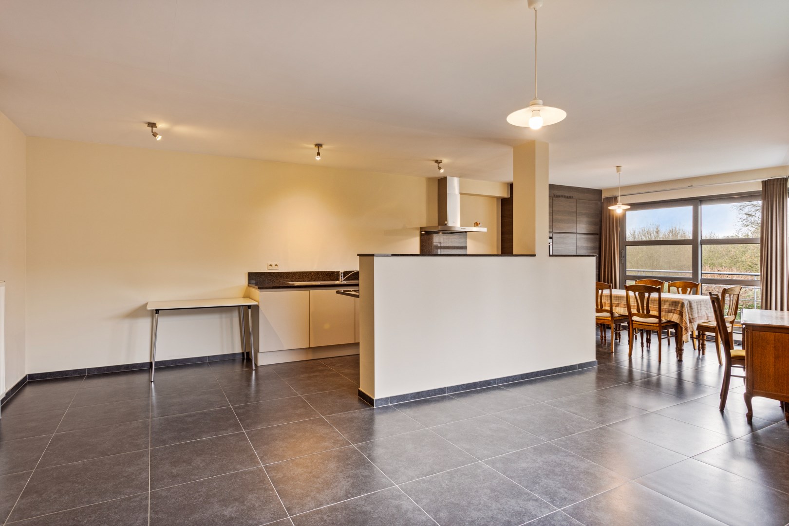 Goed gelegen 2-slaapkamerappartement met berging , terras en 2 staanplaatsen - EPC 138 kWh/m&#178; - bewoonbare oppervlakte 97 m&#178; 