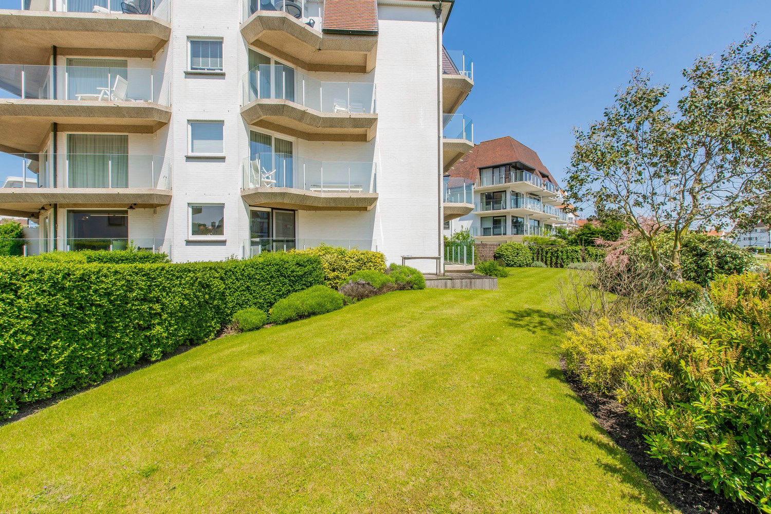 Appartement d&#39;angle lumineux de plus de 180m2, situ&#233; au calme dans une r&#233;sidence villa &#224; quelques pas de la digue plage Albert et du Royal Zoute Tennis Club, &#224; hauteur de la Wandeldijk dans le Zoute. 