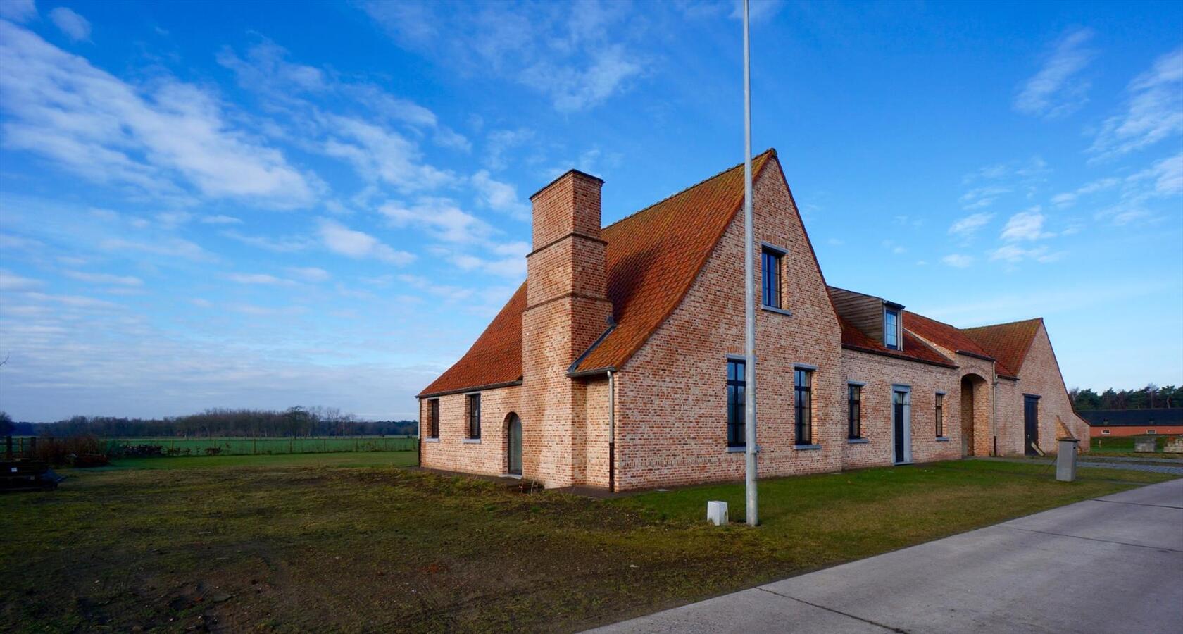 Prachtige nieuwbouw hoeve met stalgebouw, schuur en weiland op ca. 1ha te Merksplas 