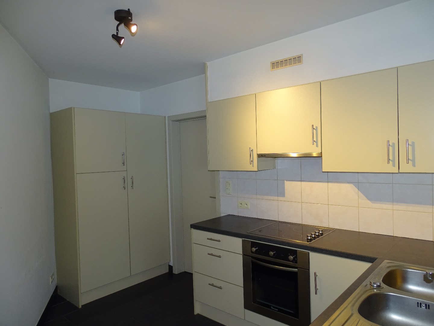 Mooi duplex appartement in het centrum van Beervelde te huur! 