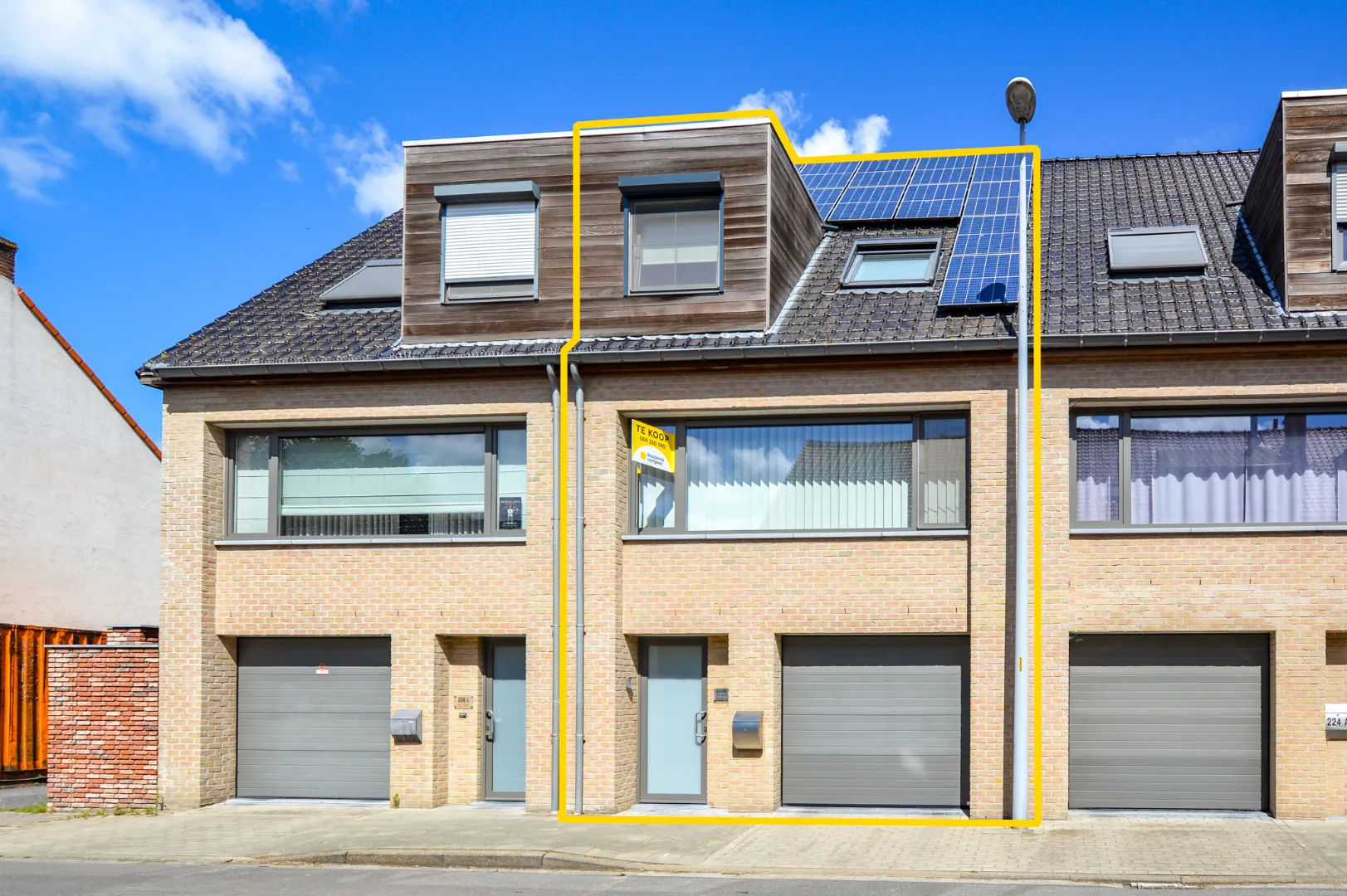 Instapklare woning (bwj. 2009) met 3 slpks, garage en tuinterras in het centrum van Eernegem