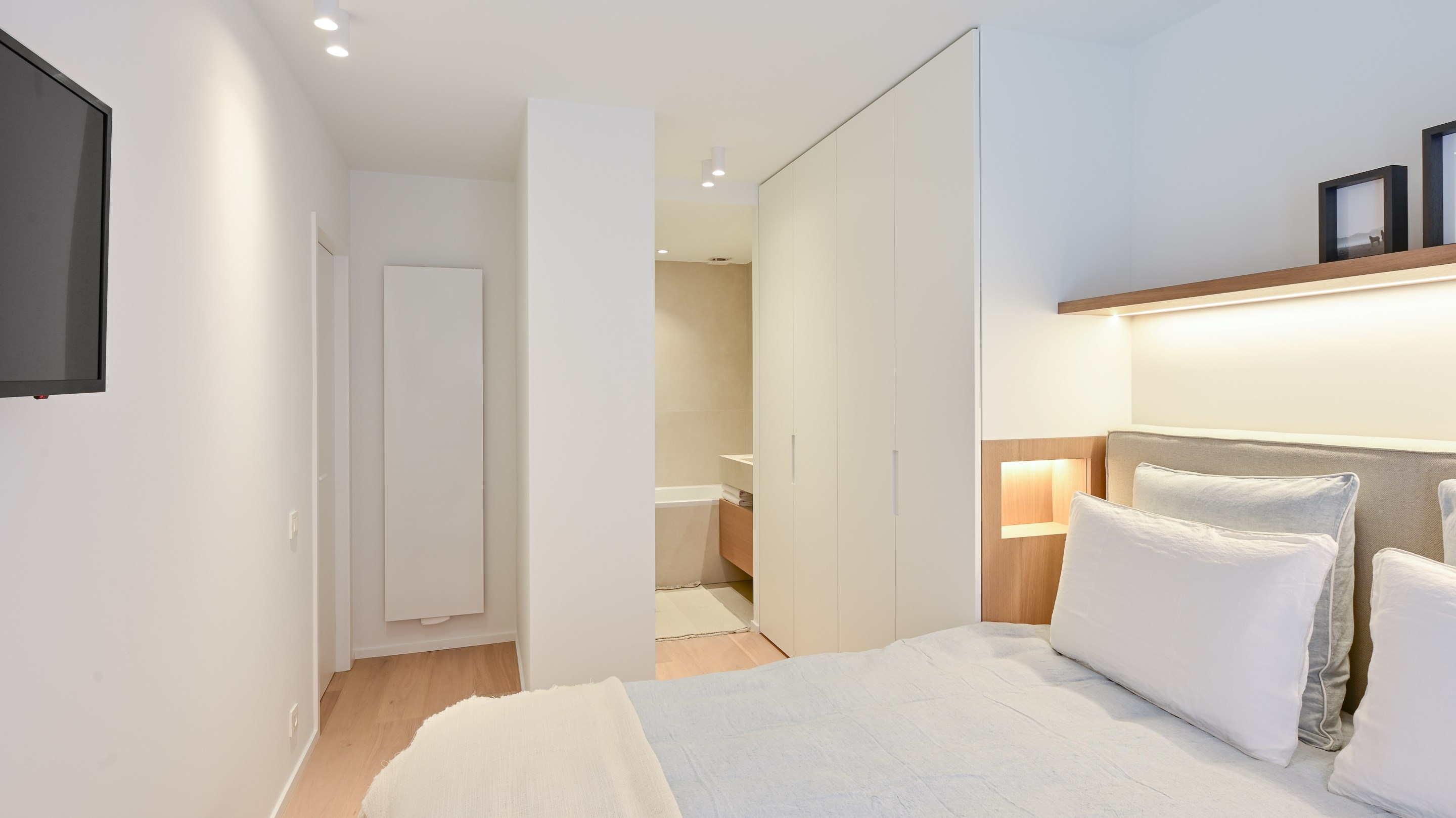 Mooi gerenoveerd 3 slaapkamer-appartement met zijdelings zeezicht vlakbij het Rubensplein te Knokke. 