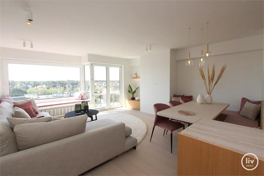 Appartement luxueusement rénové très bien situé au Kustlaan avec une superbe vue sur le minigolf.