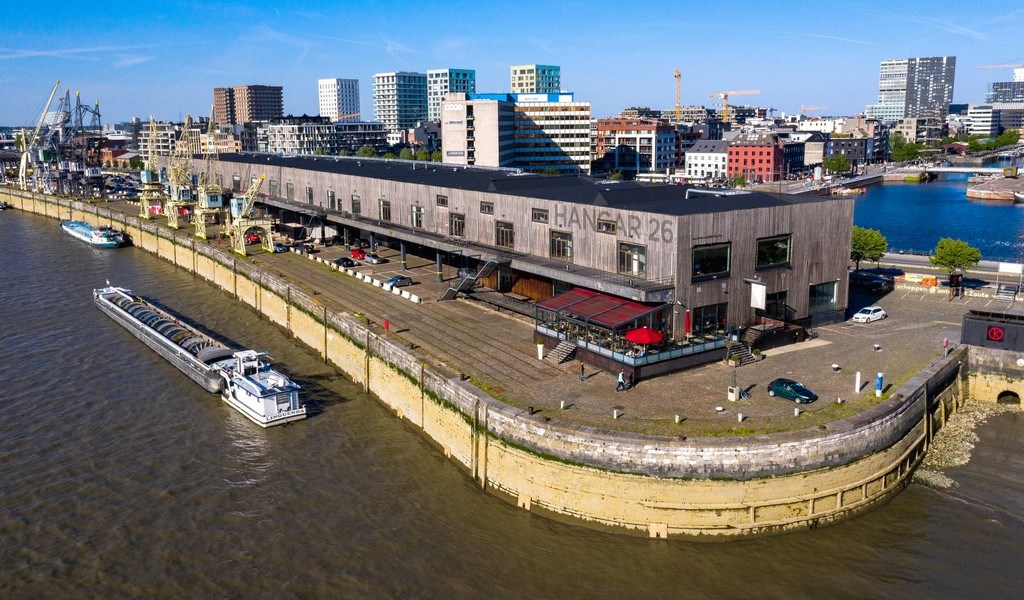 Gerenoveerde loftkantoren in Hangar 26 in Antwerpen