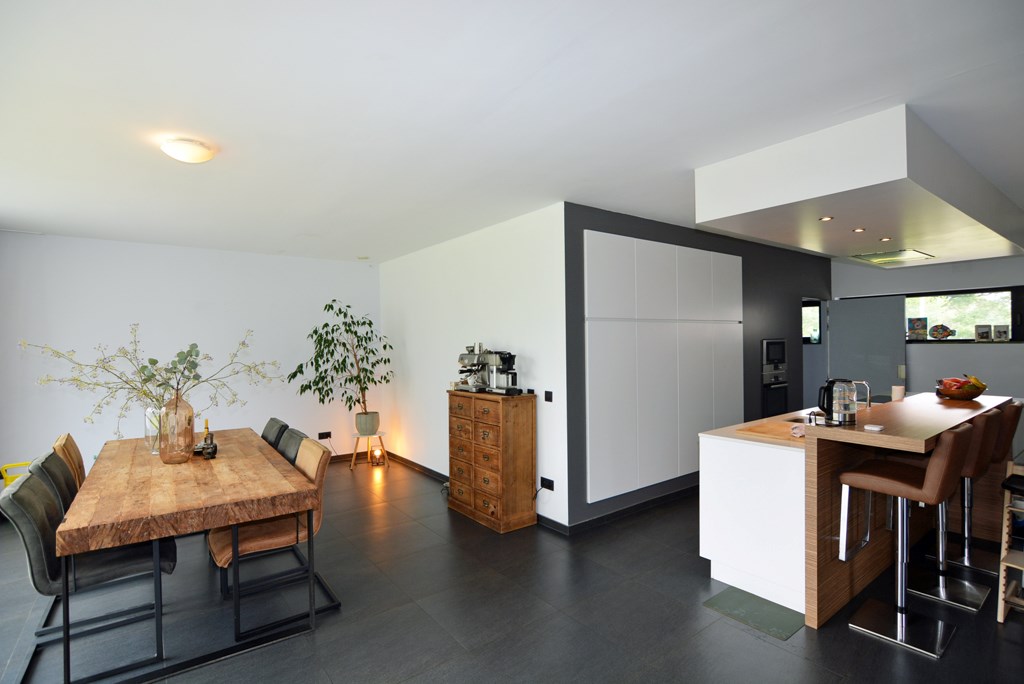 Moderne, energiezuinige woning met 4 slpks op 7a 7ca. 