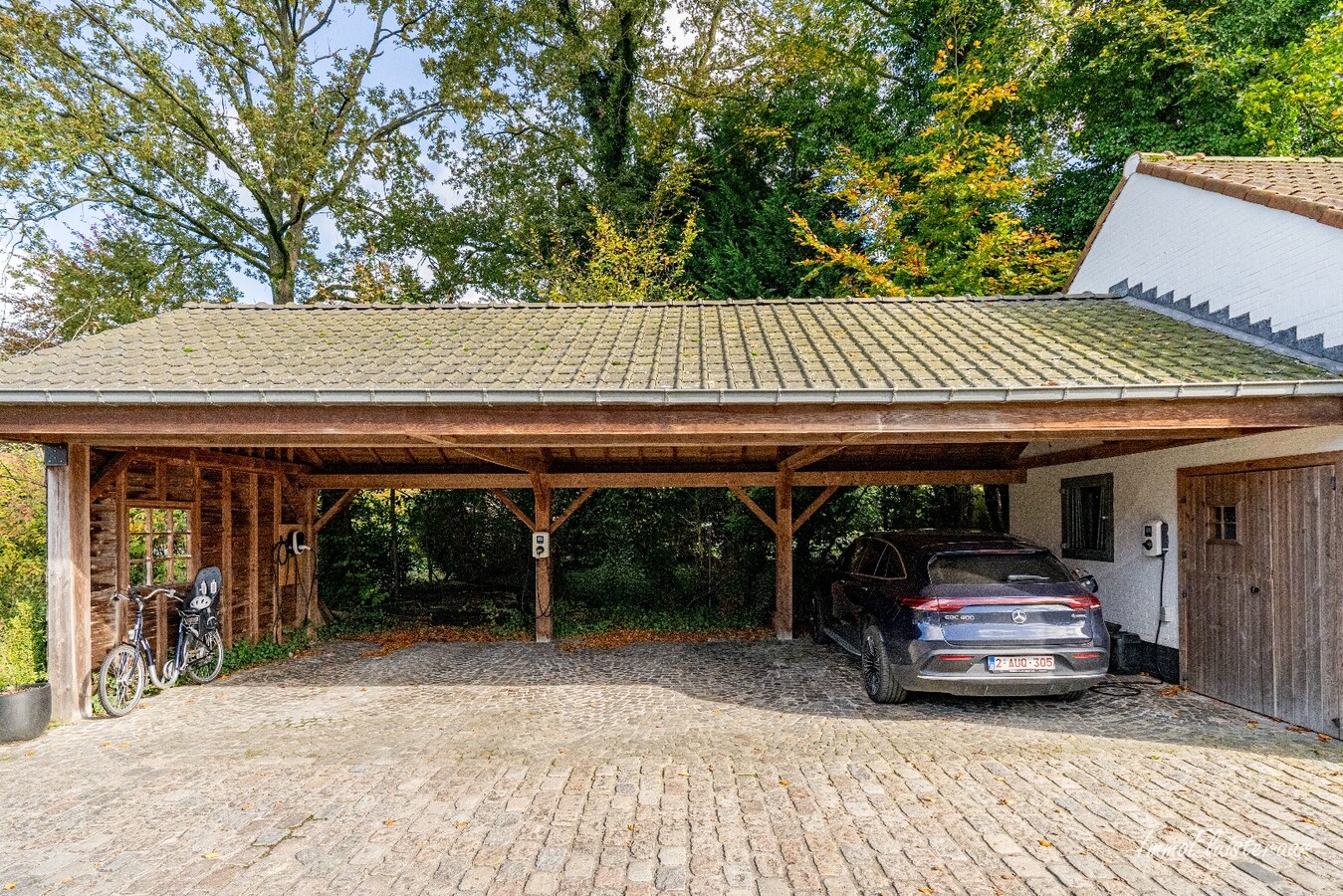 Unieke trainingsstal met prachtige villa op ca. 1 ha te Halle-Zoersel (Mogelijkheid tot aankoop extra weide) 