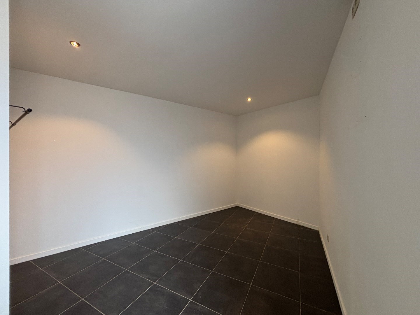 Handelsruimte met bovengelegen 2 slpk. appartement in centrum Beringen 