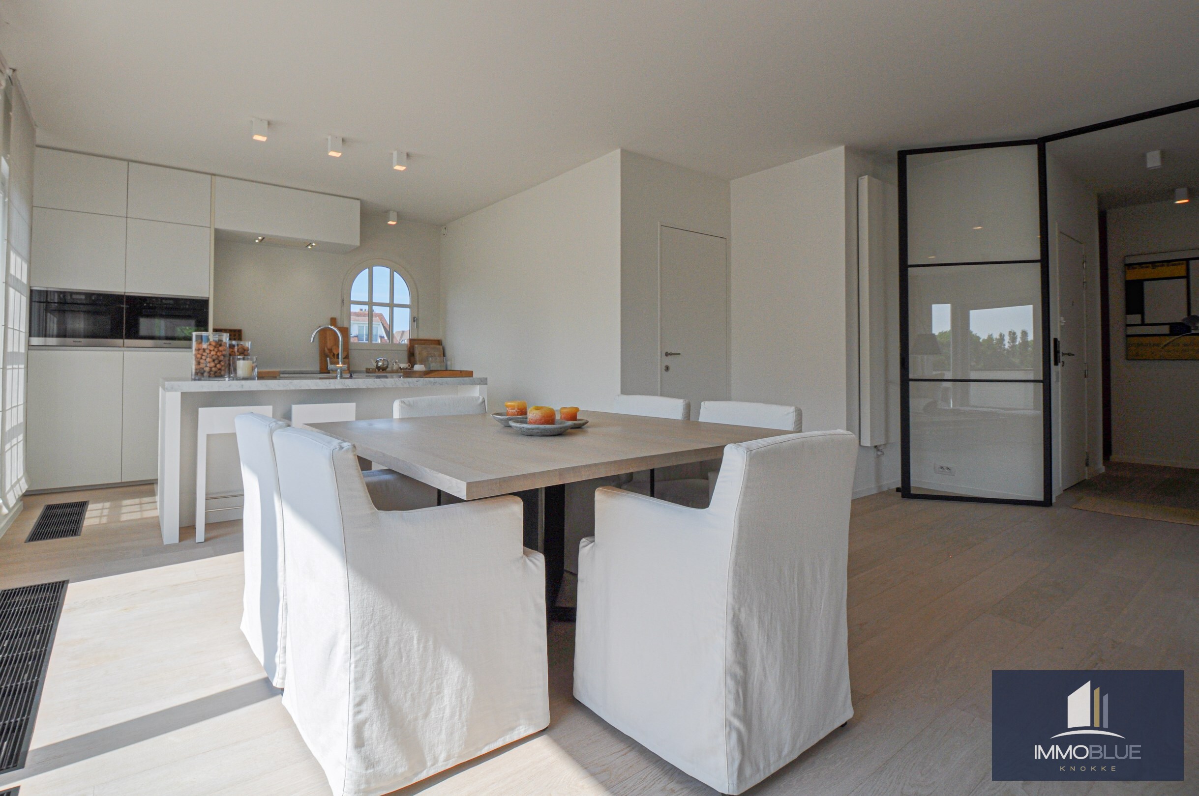 Subliem hoekappartement met ruime terrassen gelegen in het prestigieuze domein Tennis Garden. 