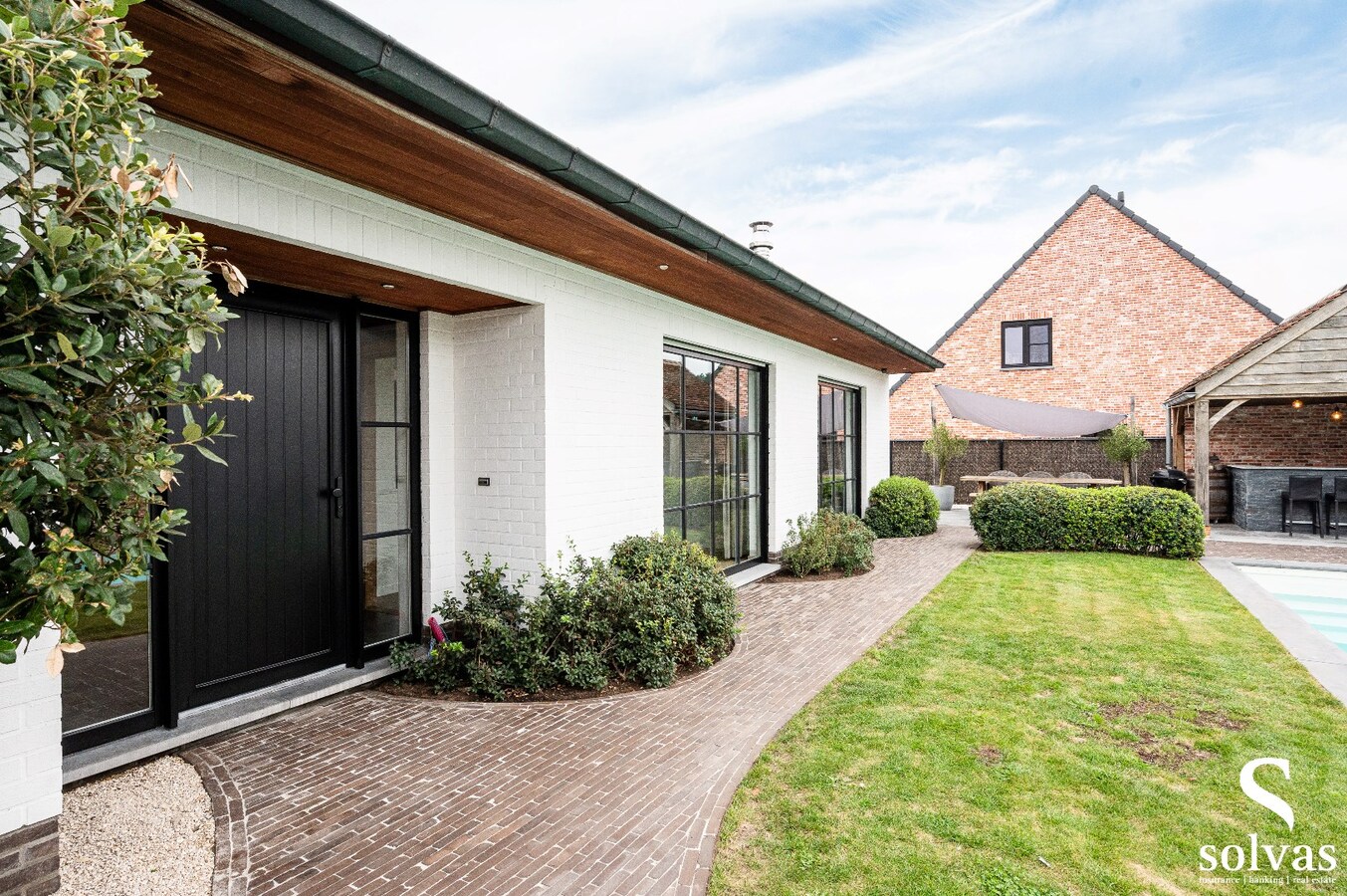 Instapklare woning met loods en prachtig aangelegde tuin en zwembad 