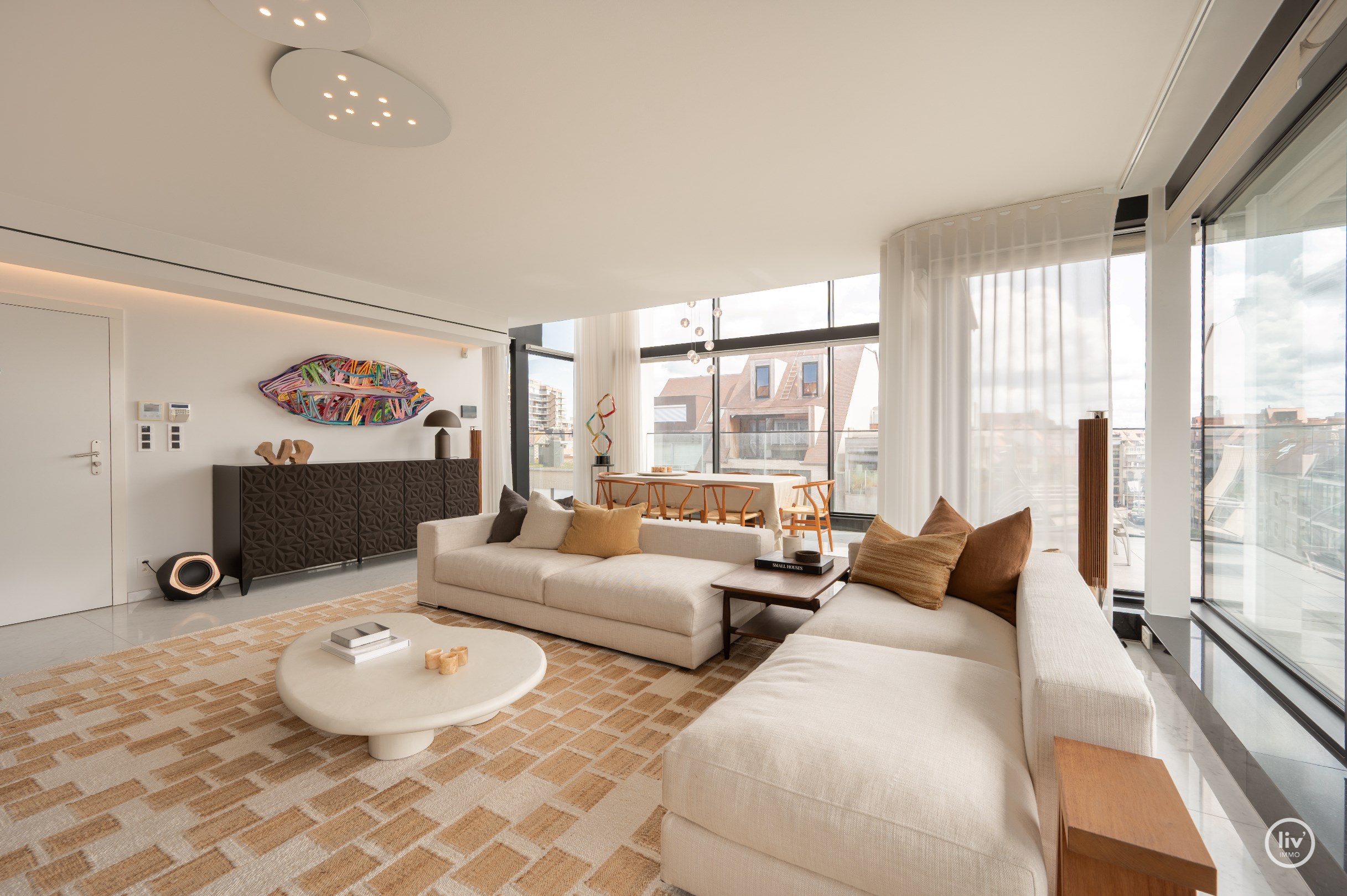 Buitengewone hoekduplex ( 274m&#178;) gelegen vlakbij Zeedijk en het Rubensplein. Ruime garage te koop op de gelijkvloerse verdieping in het gebouw. 