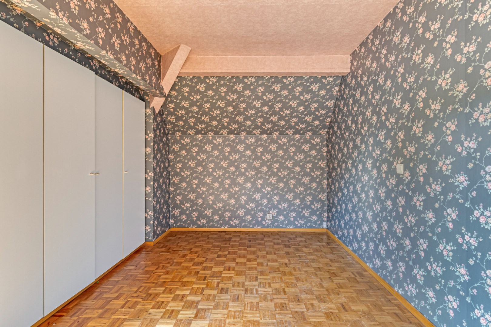 Ruime gezinswoning met 5 slaapkamers, praktijkruimte en dubbele garage in Kessel-Lo – EPC 337 kWh/m&#178; – bewoonbare oppervlakte ca. 301 m&#178; 