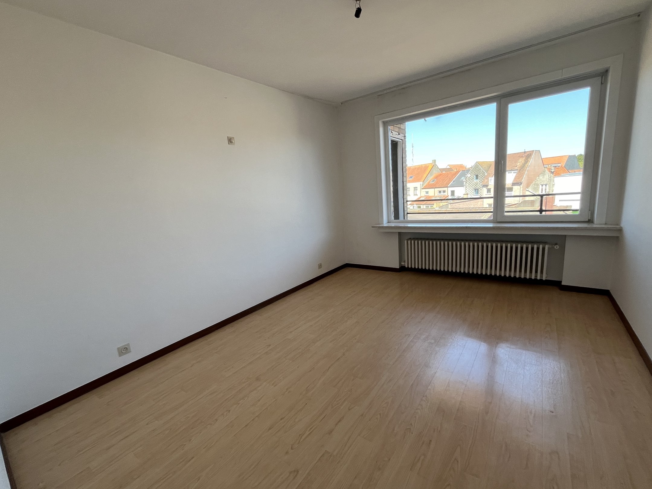 Te renoveren appartement genietend van open zichten, vlakbij het centrum van Knokke. 