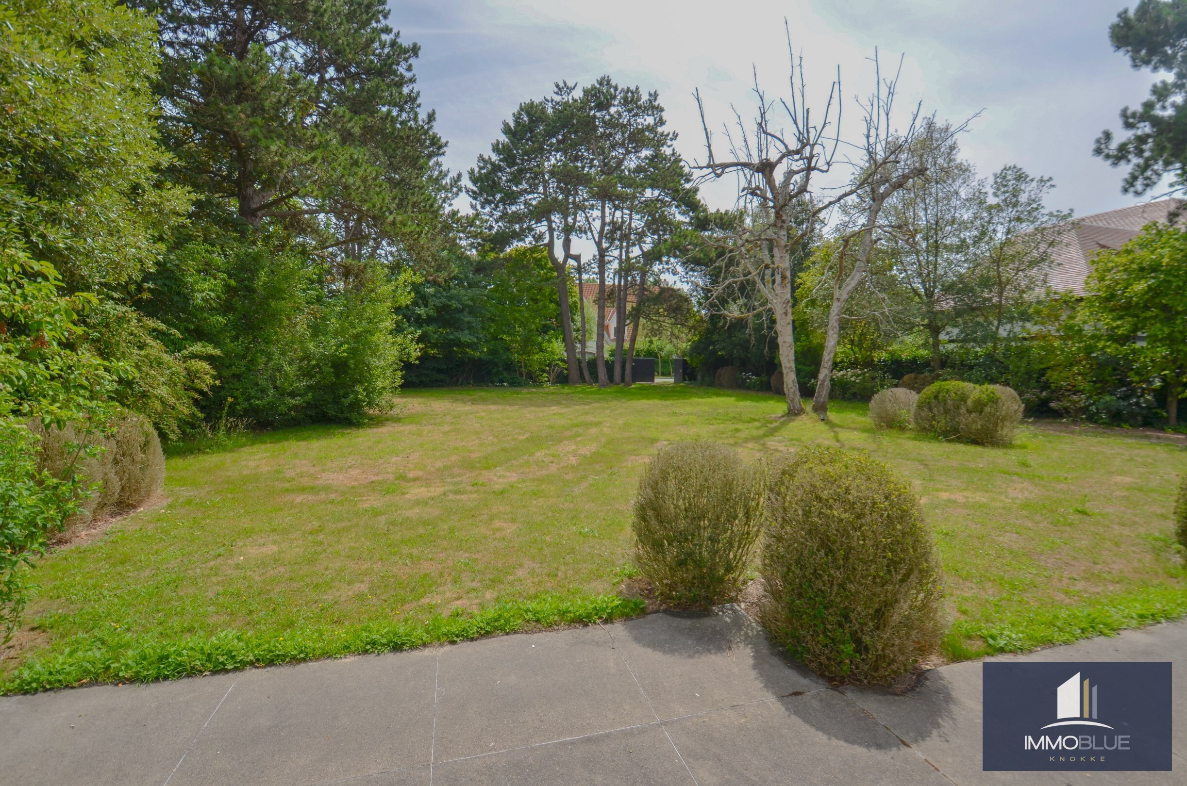 Villa exclusive, situ&#233;e au calme sur un terrain de 1.628 m&#178;, &#224; proximit&#233; du Royal Zoute Tennis Club. 