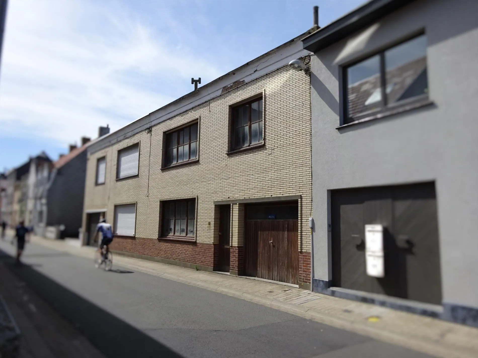 Te renoveren woning met garage te Westende!